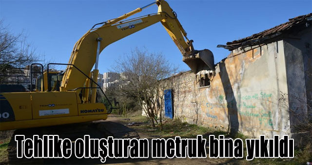 Tehlike oluşturan metruk bina yıkıldı