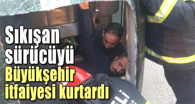 Sıkışan sürücüyü Büyükşehir itfaiyesi kurtardı