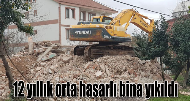 12 yıllık orta hasarlı bina yıkıldı