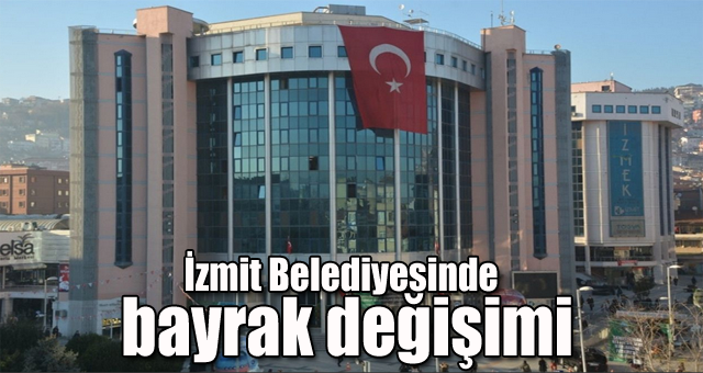 İzmit Belediyesinde bayrak değişimi