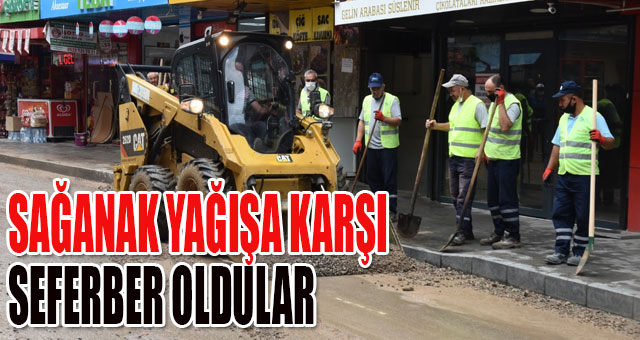 İzmit Belediyesi sağanakla birlikte tüm ekipleriyle sahaya indi
