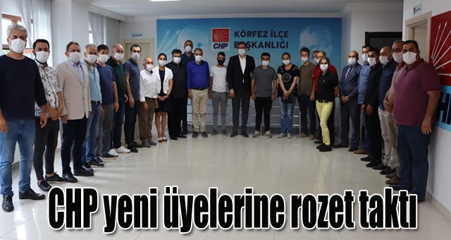 CHP yeni üyelerine rozet taktı