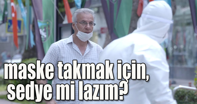Sedyeyi gören maskesini düzeltti