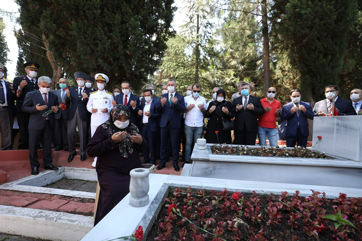 Protokol tam kadro şehitlikte