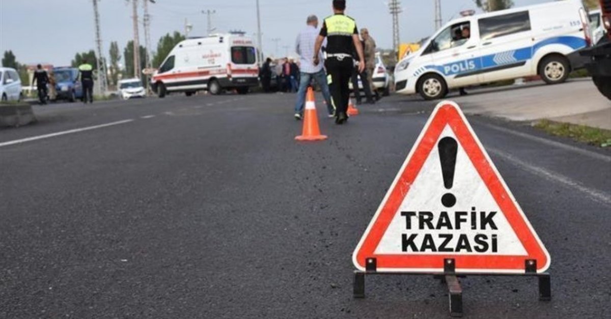 Yolcu otobüsü duvara çarptı