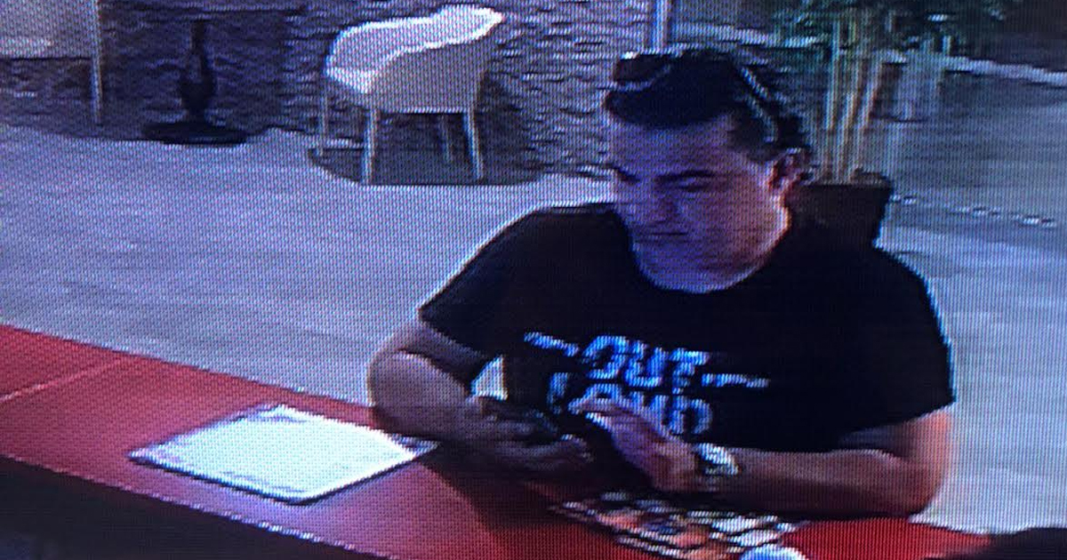 Gözüne kestirdiklerini saunada soyuyordu