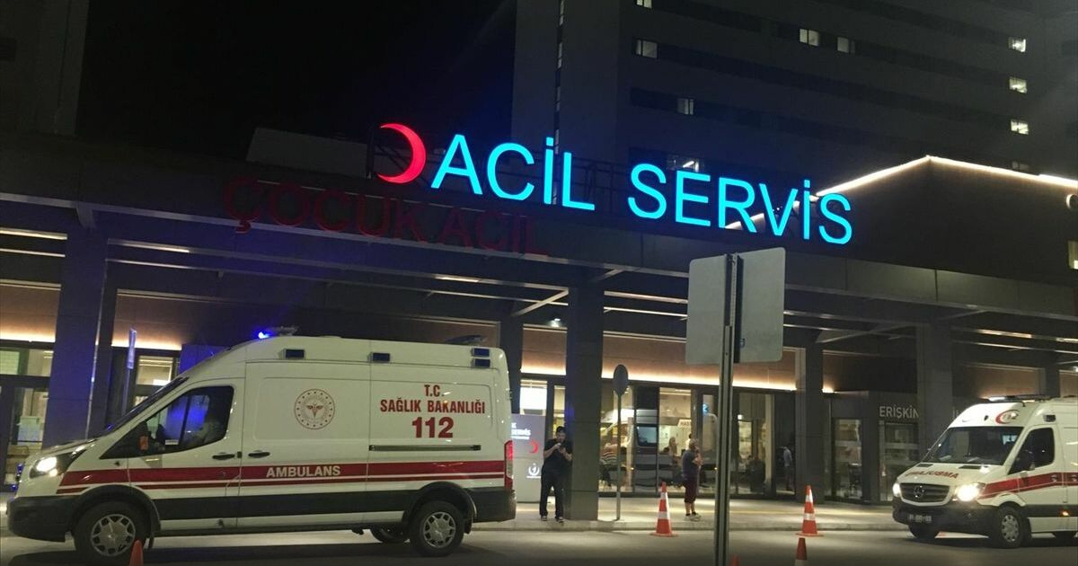 Polisi karnından bıçakladı