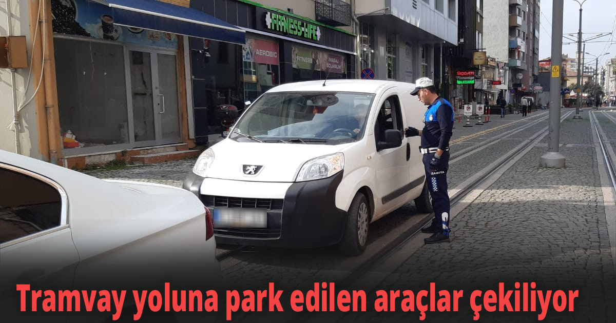 Tramvay yoluna park edilen araçlar çekiliyor
