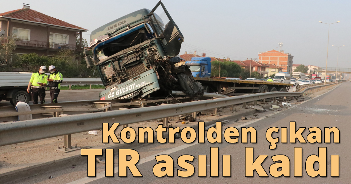Kontrolden çıkan TIR asılı kaldı