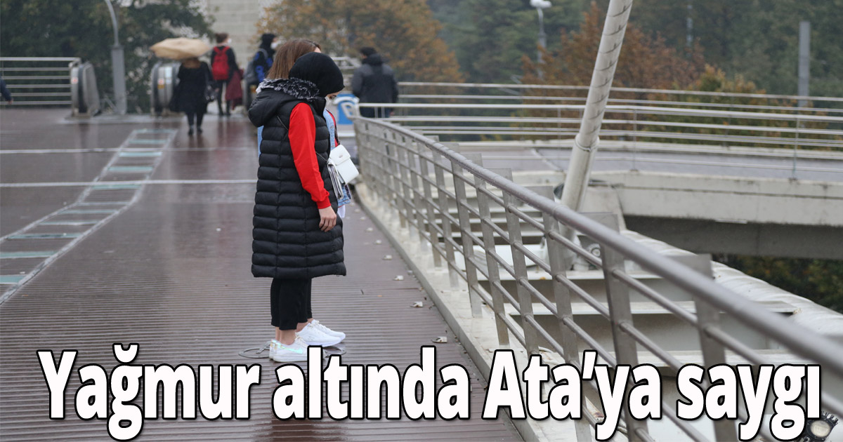 Yağmur altında Ata’ya saygı