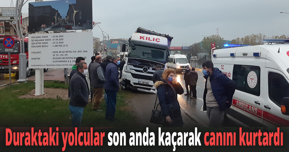 Kontrolden çıkan tır durağı parçalayarak servis minibüsüne çarptı