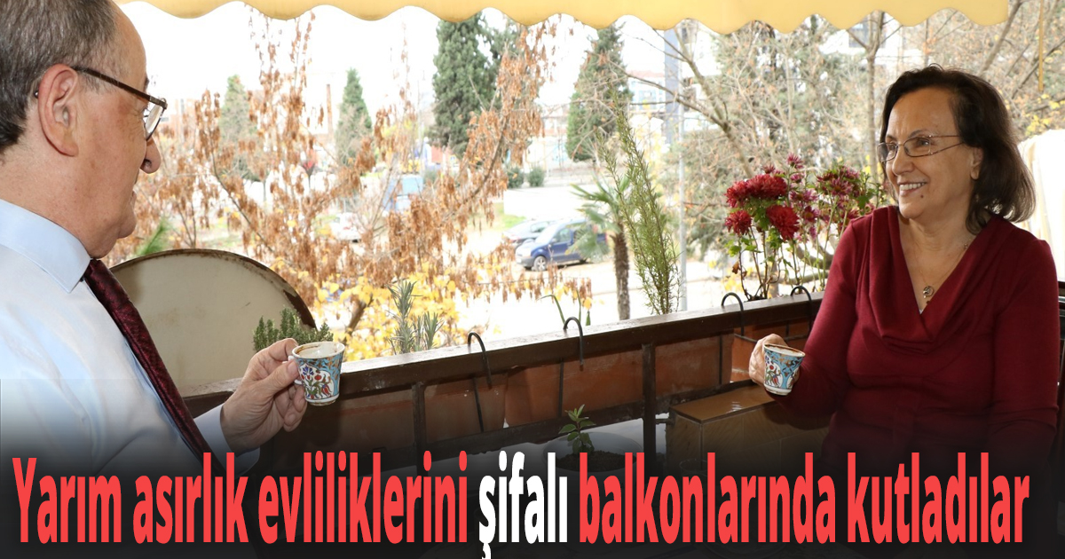 Yarım asırlık evliliklerini şifalı balkonlarında kutladılar