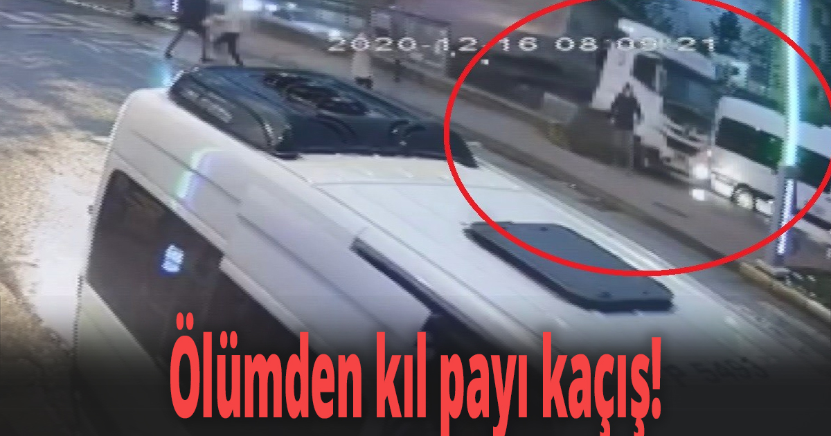 Durağa dalan tırın altında kalmaktan son anda kurtuldular