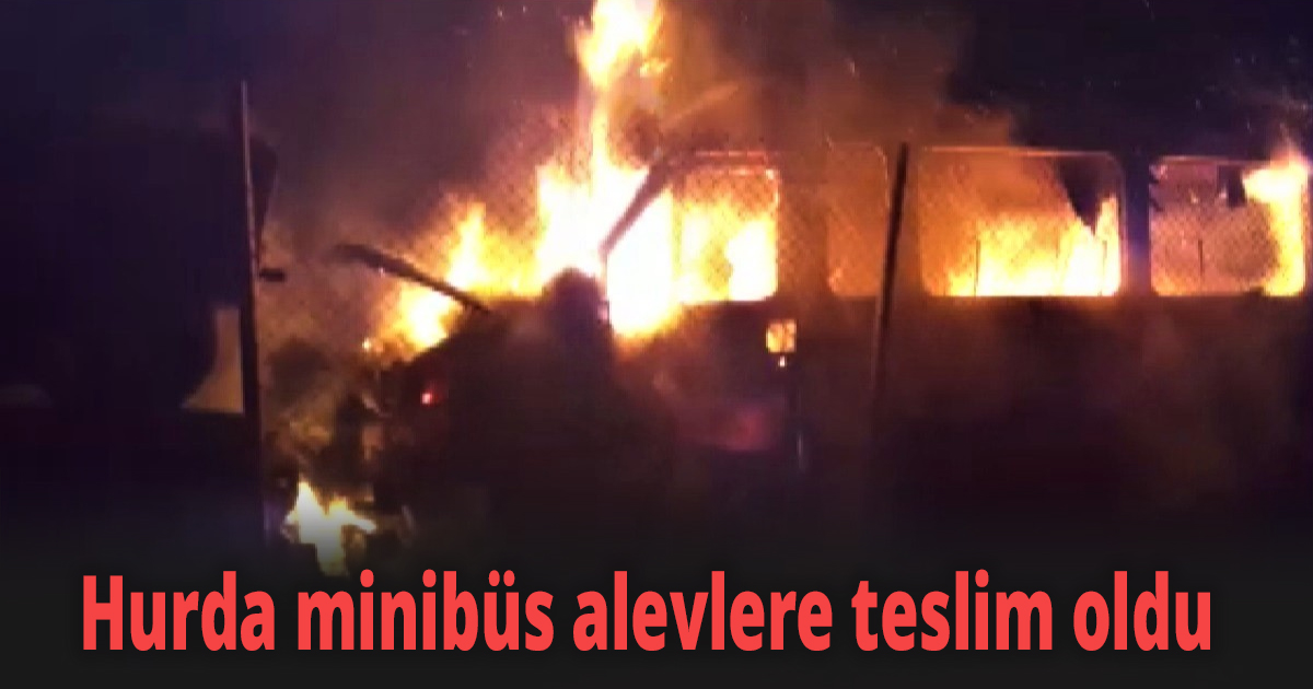 Hurda minibüs alevlere teslim oldu
