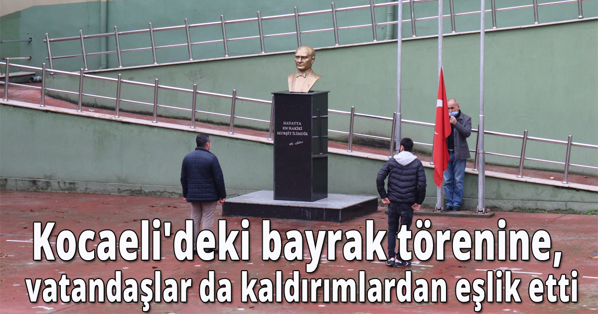 Kocaeli'deki bayrak törenine, vatandaşlar da kaldırımlardan eşlik etti