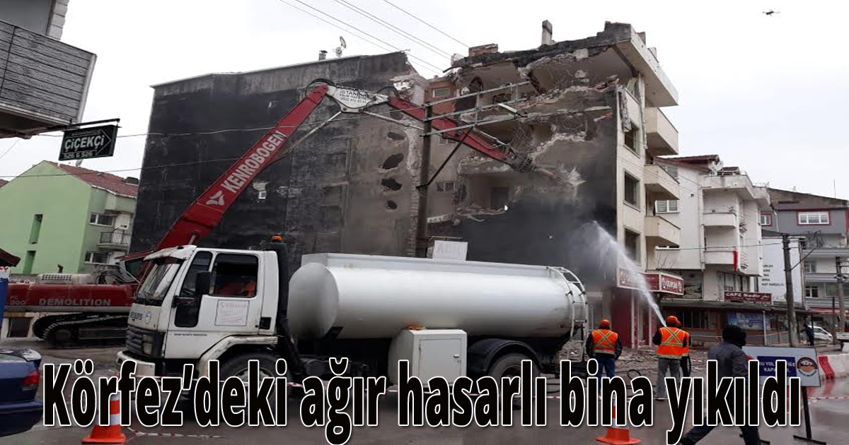  Körfez’deki ağır hasarlı bina yıkıldı