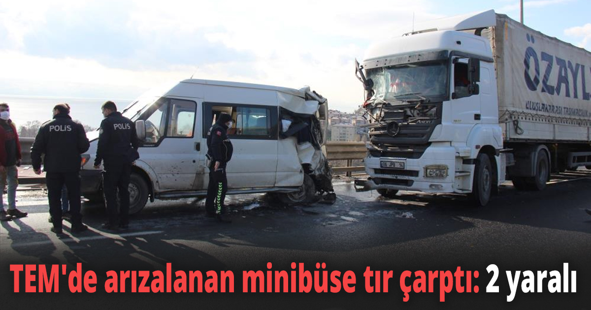 TEM'de arızalanan minibüse tır çarptı: 2 yaralı
