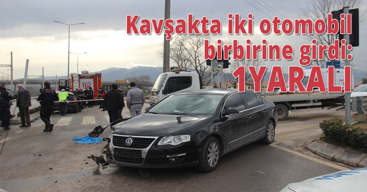 Kavşakta iki otomobil birbirine girdi