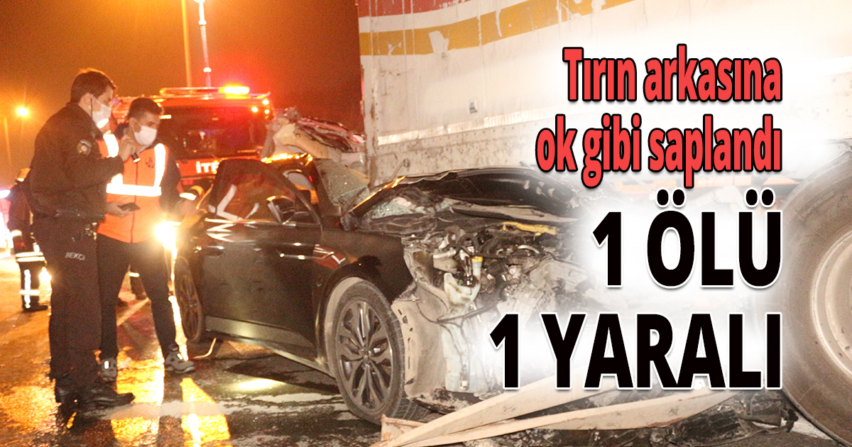 Tırın arkasına saplanan otomobil kağıt gibi yırtıldı