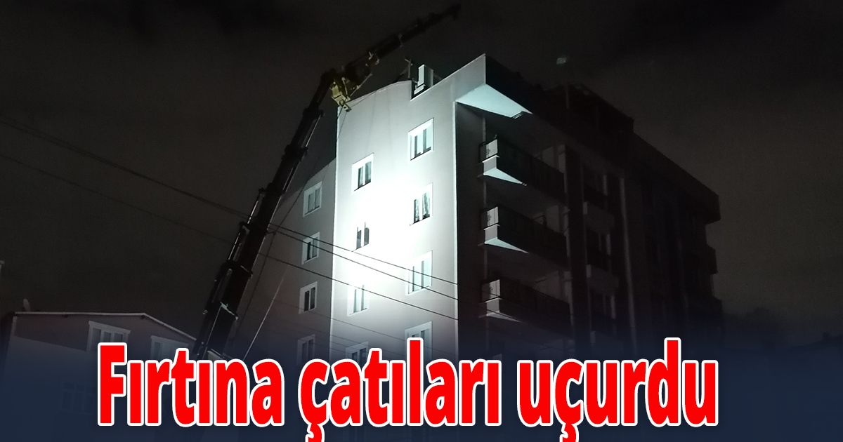 Fırtınanın uçurduğu çatı, başka bir binanın üzerinde saatlerce asılı kaldı