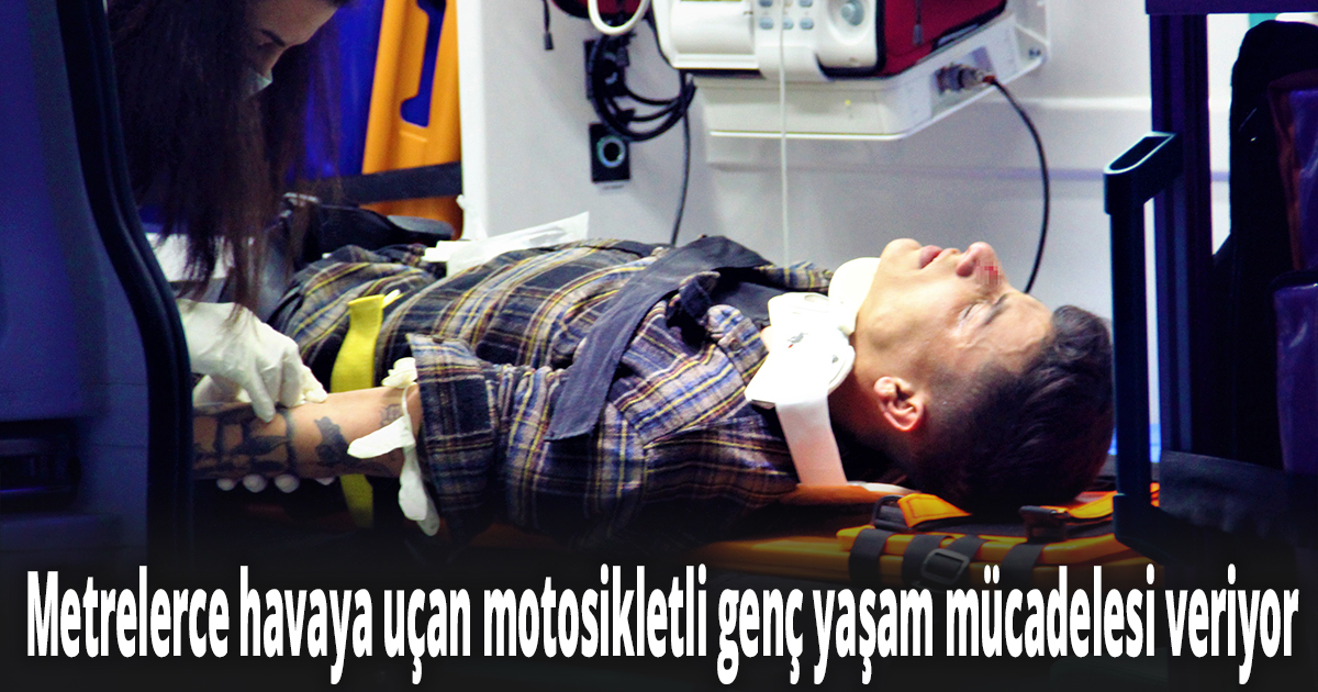 Otomobil ile çarpışan motosikletten yola savruldular