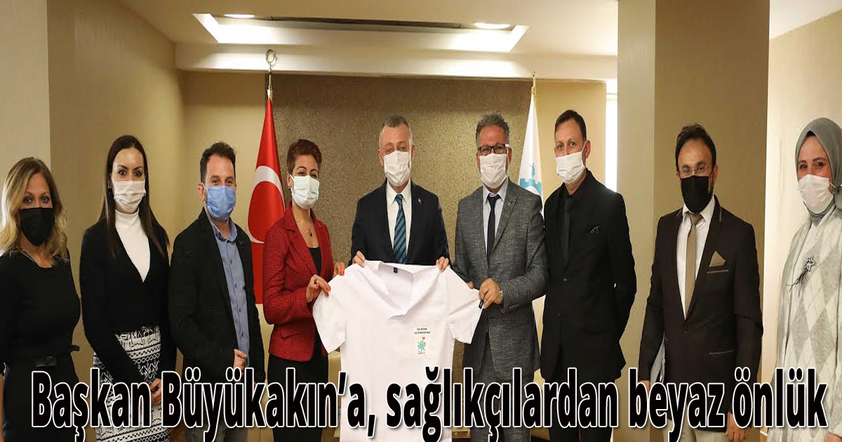 Başkan Büyükakın’a, sağlıkçılardan beyaz önlük