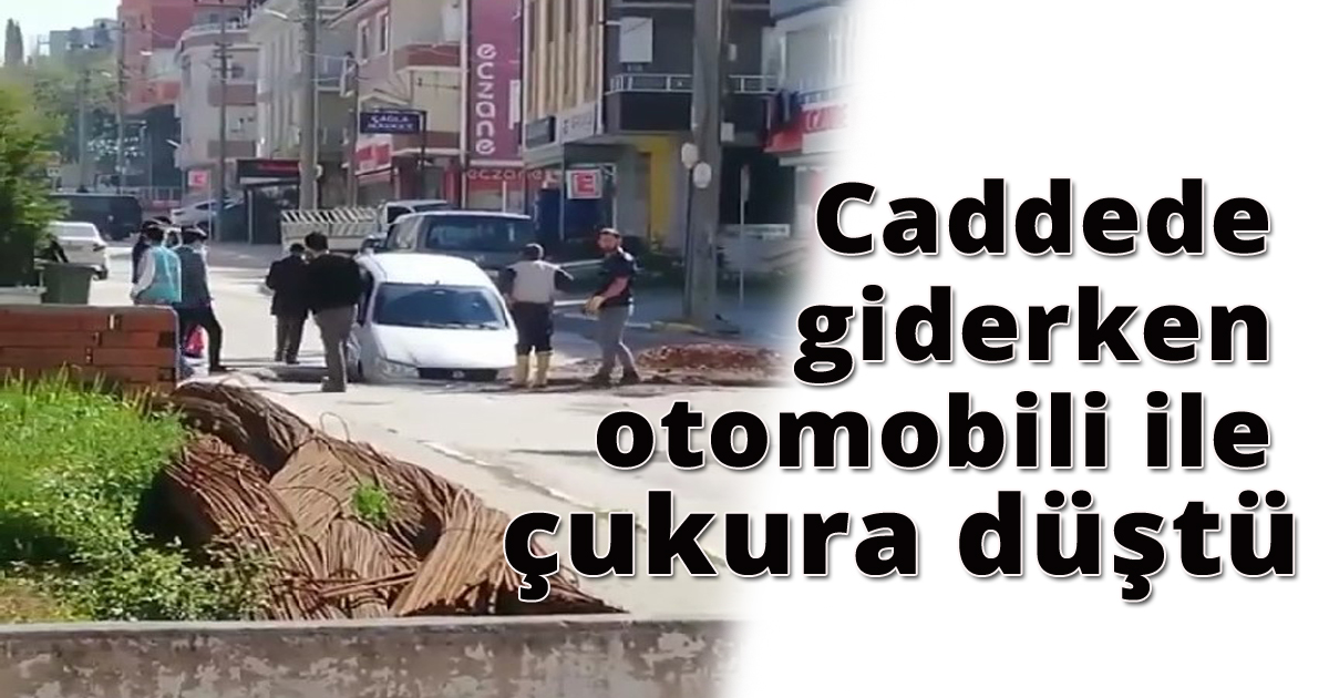 Caddede giderken otomobili ile çukura düştü