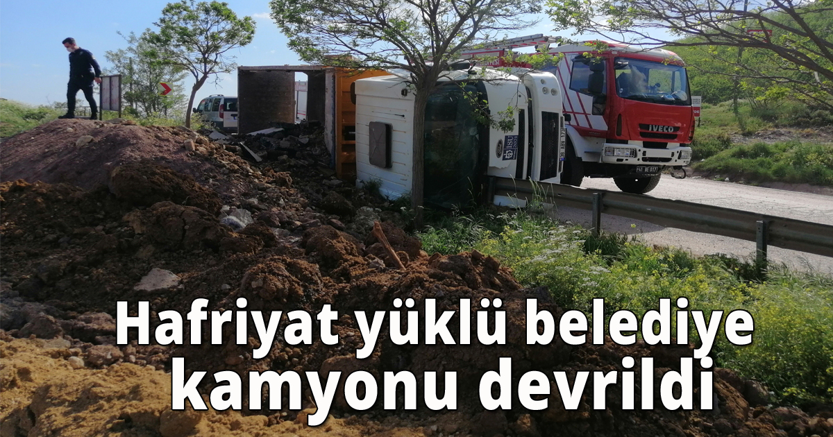 Hafriyat yüklü belediye kamyonu devrildi