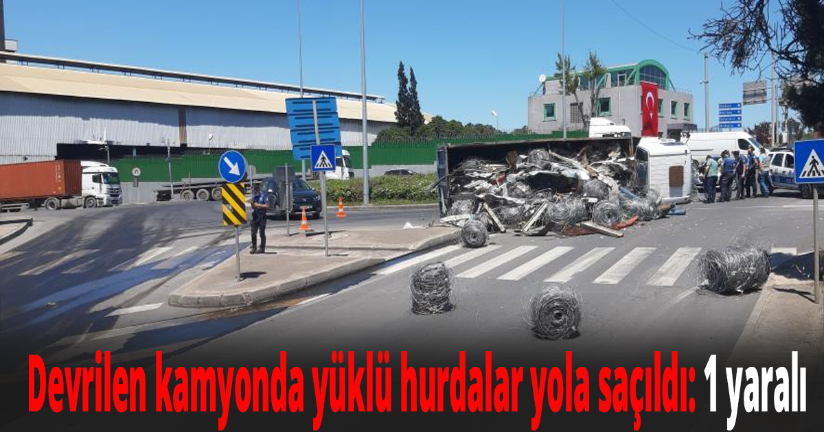 Devrilen kamyonda yüklü hurdalar yola saçıldı