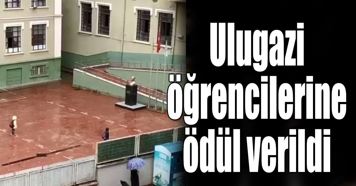 Minik öğrenciler yağmura rağmen İstiklal Marşımızı okumuşlardı