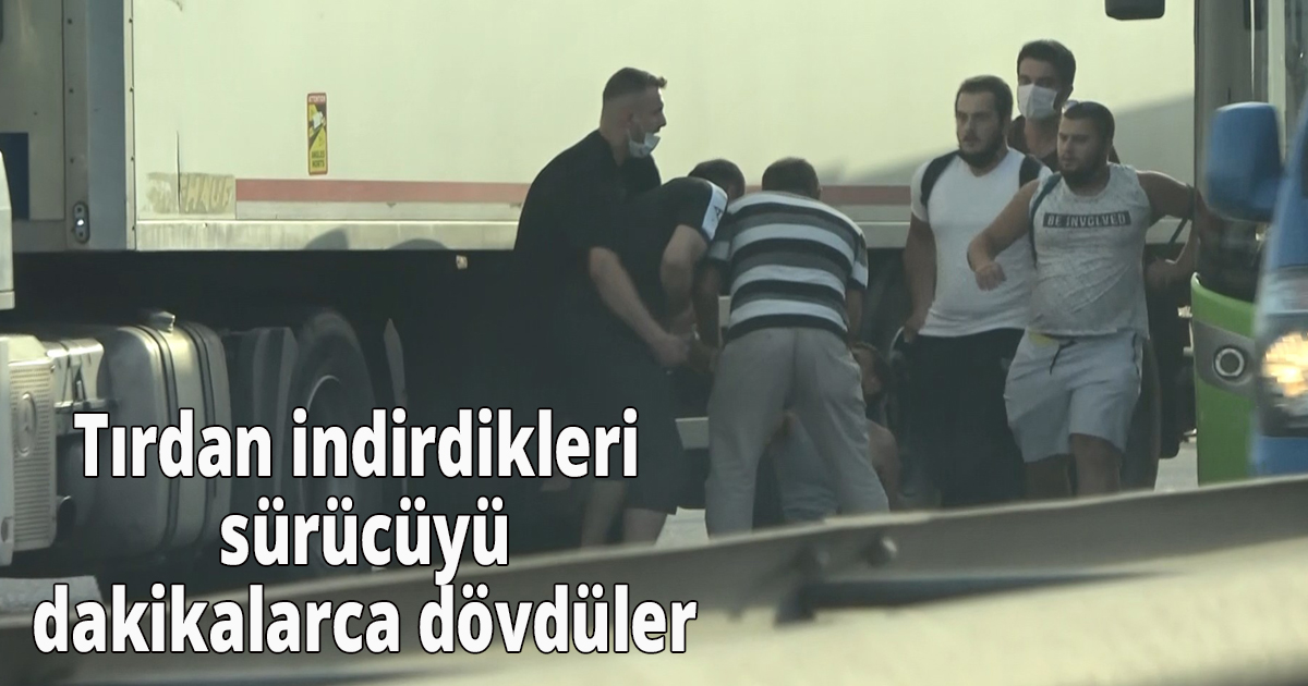 Bariyerlere sıkışan otomobilden çıkıp tır sürücüsüne sopayla saldırdılar