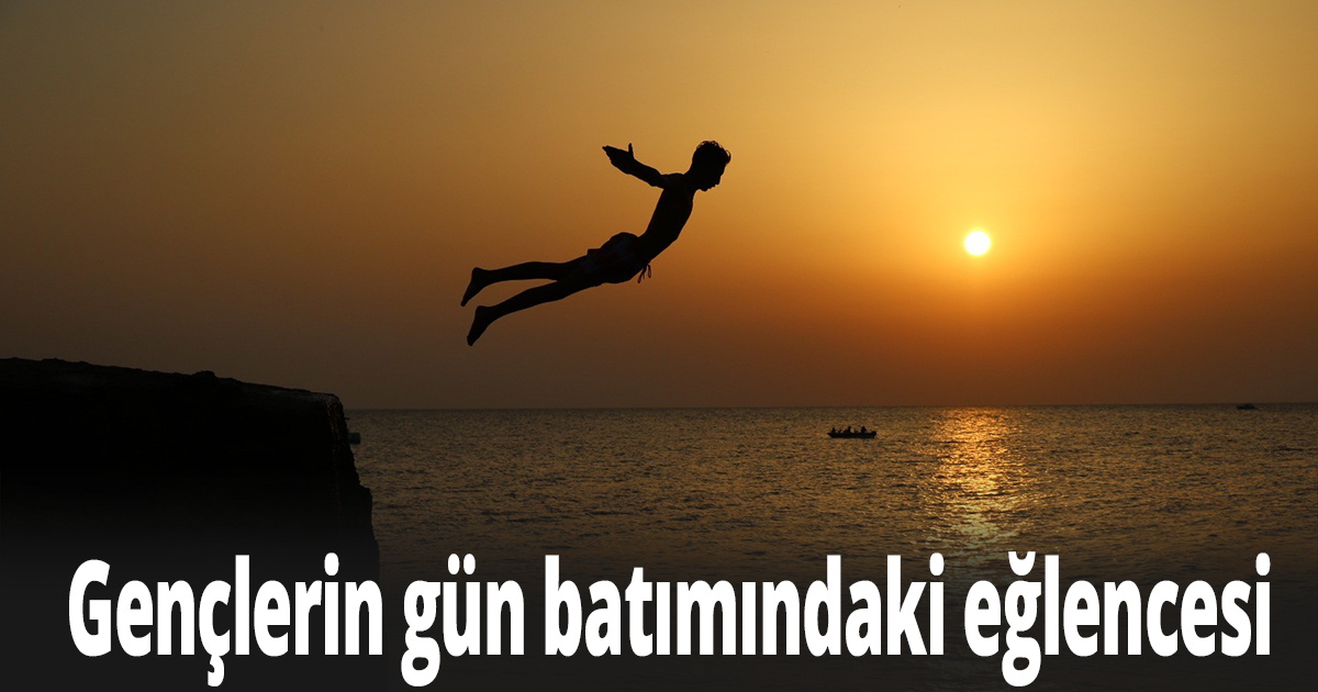 Gençlerin gün batımındaki eğlencesi, eşsiz manzaralar oluşturdu