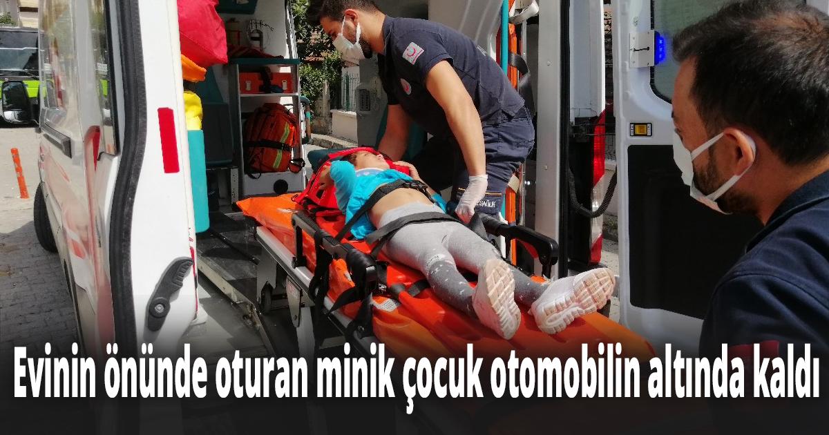 Evinin önünde oturan minik çocuk otomobilin altında kaldı