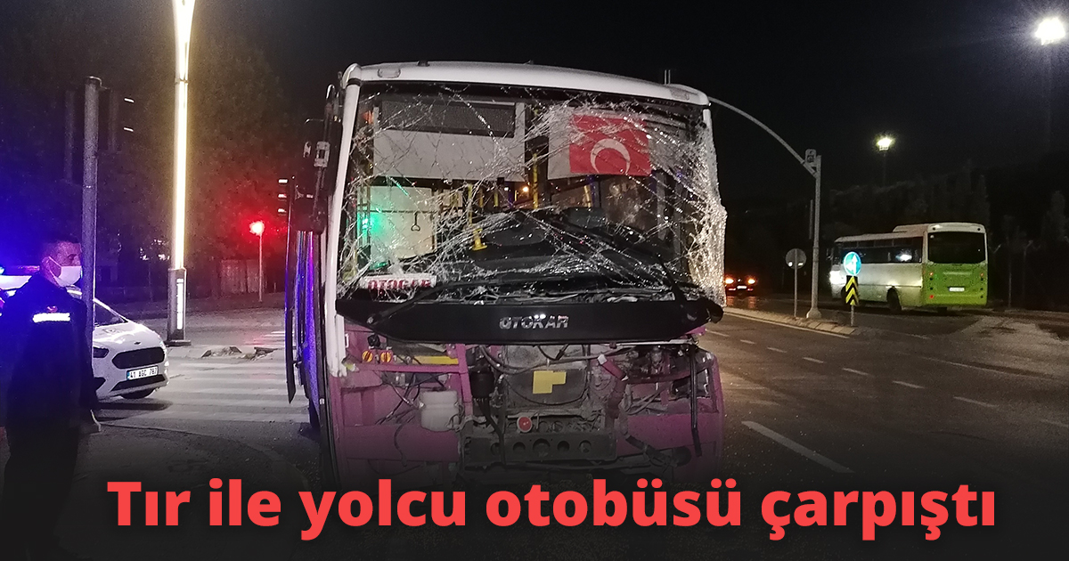 Tır ile yolcu otobüsü çarpıştı