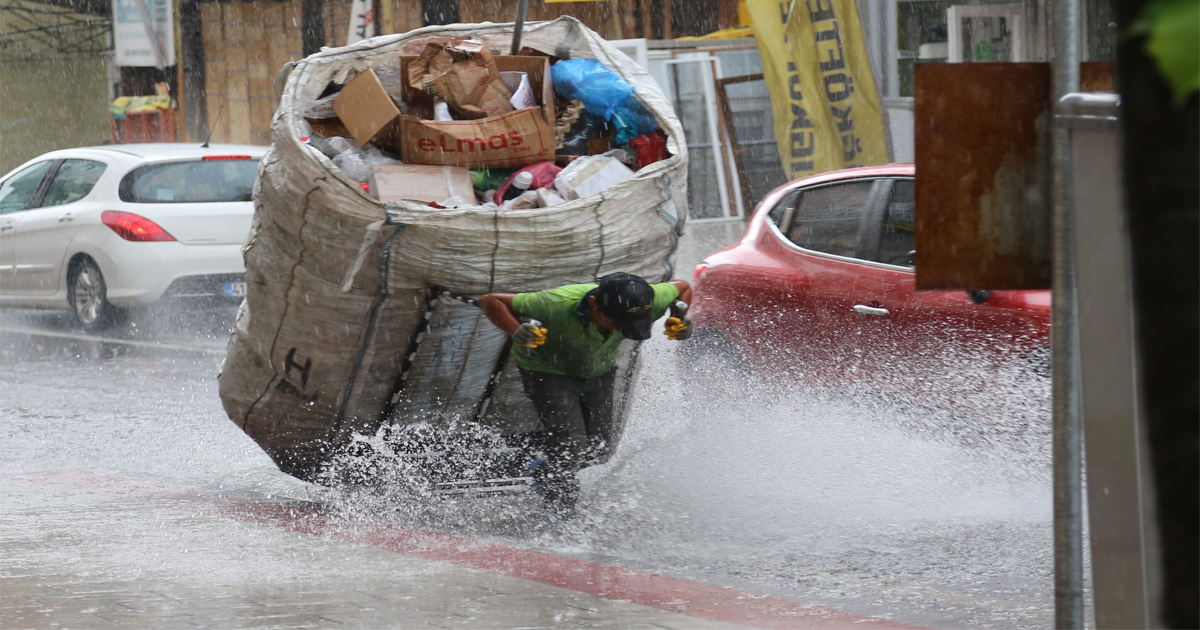 Yağmura hazırlıksız yakalanan vatandaşlar zor anlar yaşadı