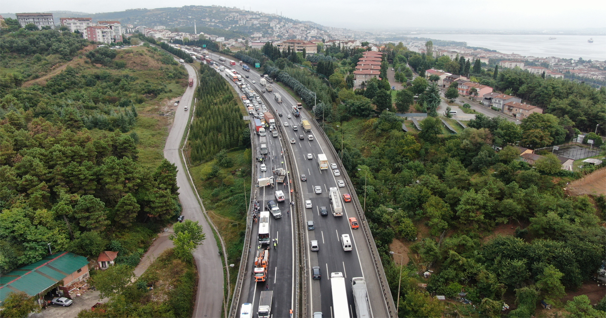 Zincirleme kazanın kilitlediği TEM Otoyolu havadan görüntülendi