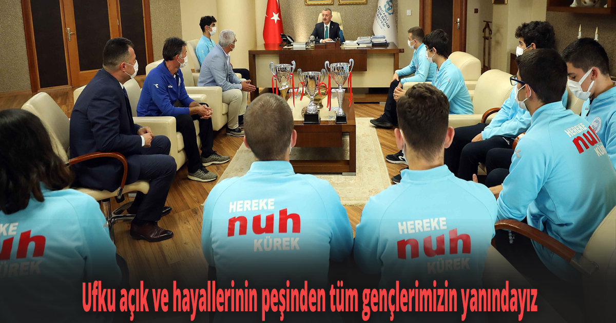 Başkan Büyükakın’ı kupalarıyla ziyaret ettiler