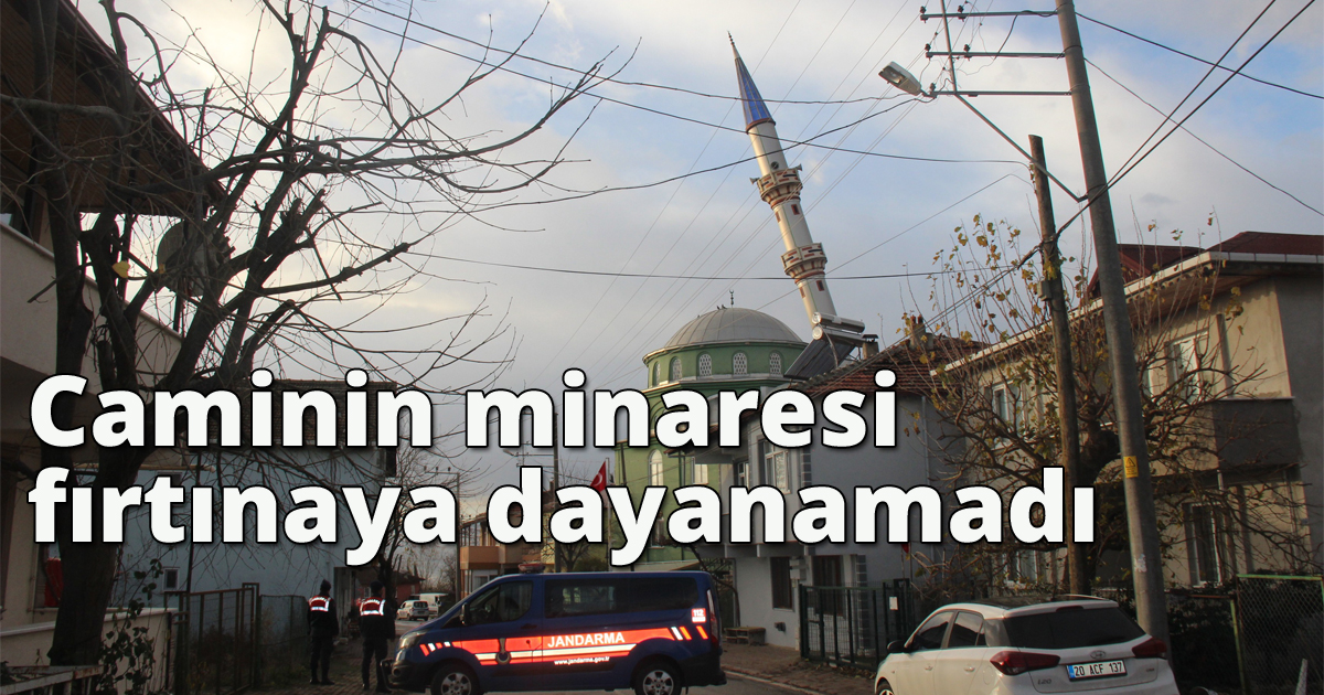  Caminin minaresi fırtınaya dayanamadı 