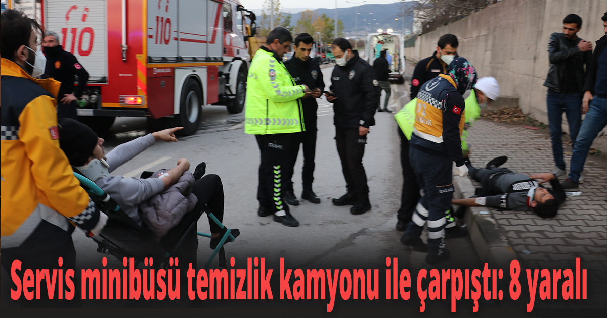 Servis minibüsü temizlik kamyonu ile çarpıştı