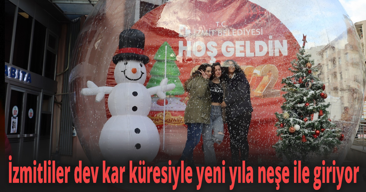 İzmitliler dev kar küresiyle yeni yıla neşe ile giriyor
