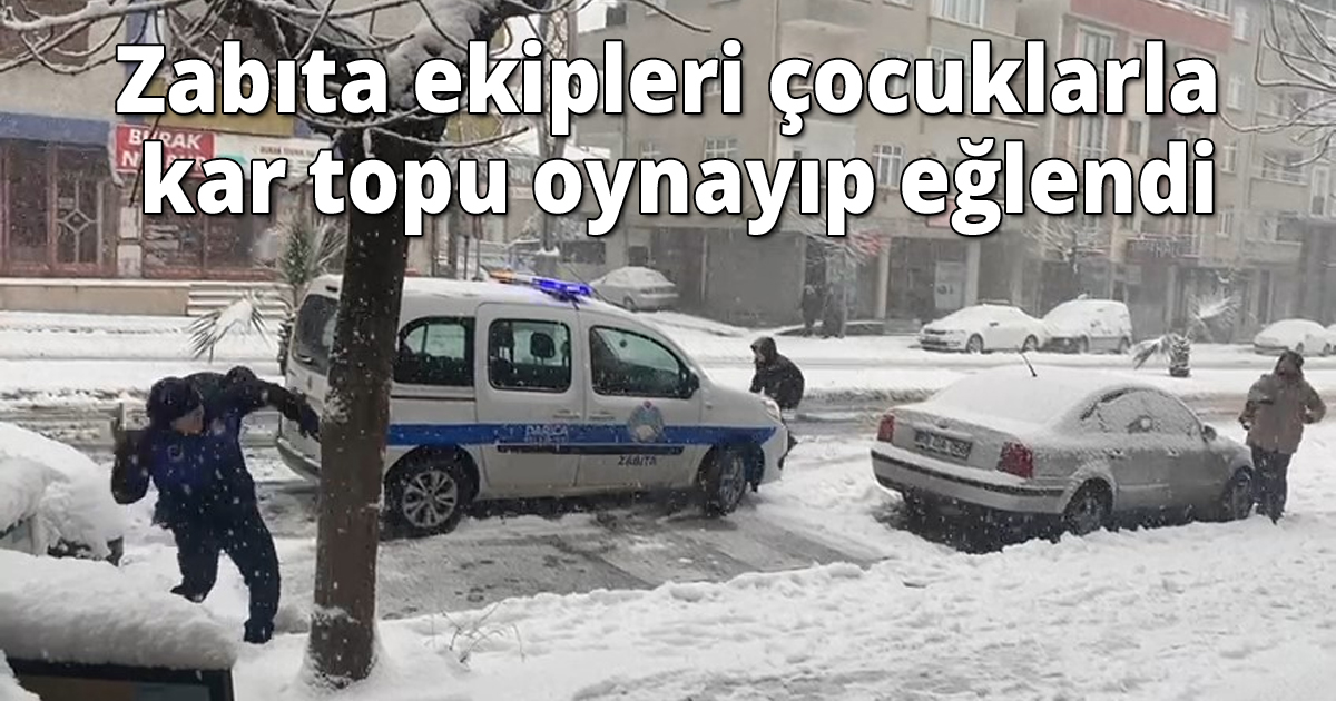 Zabıta ekipleri çocuklarla kar topu oynayıp eğlendi