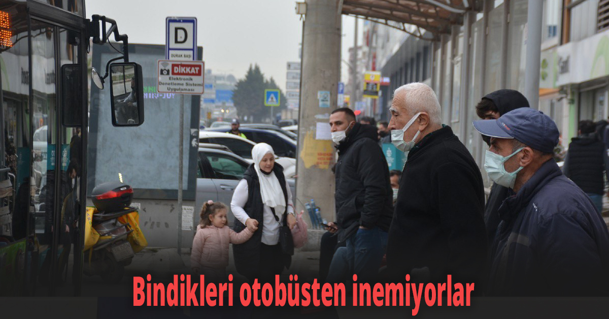 Bindikleri otobüsten inemiyorlar