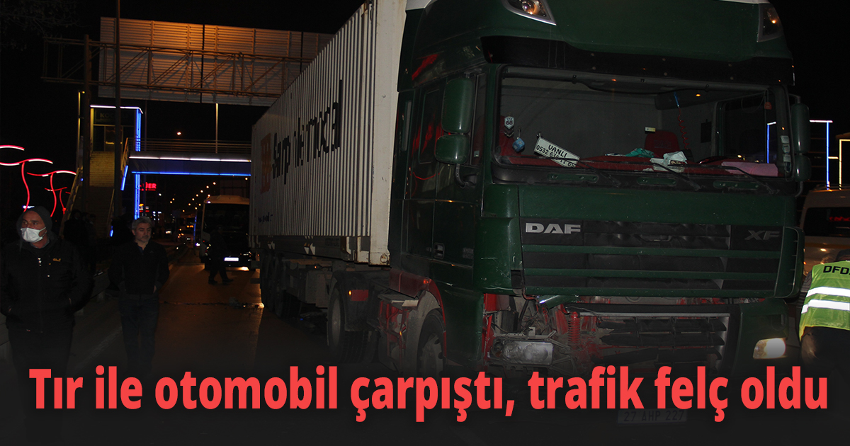 Tır ile otomobil çarpıştı, trafik felç oldu