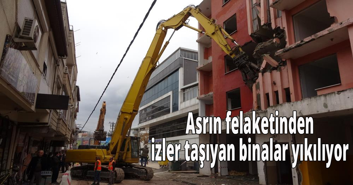  Asrın felaketinden izler taşıyan binalar yıkılıyor