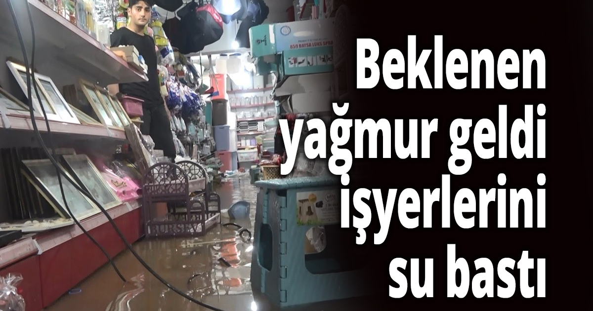 Beklenen yağmur geldi, işyerlerini su bastı