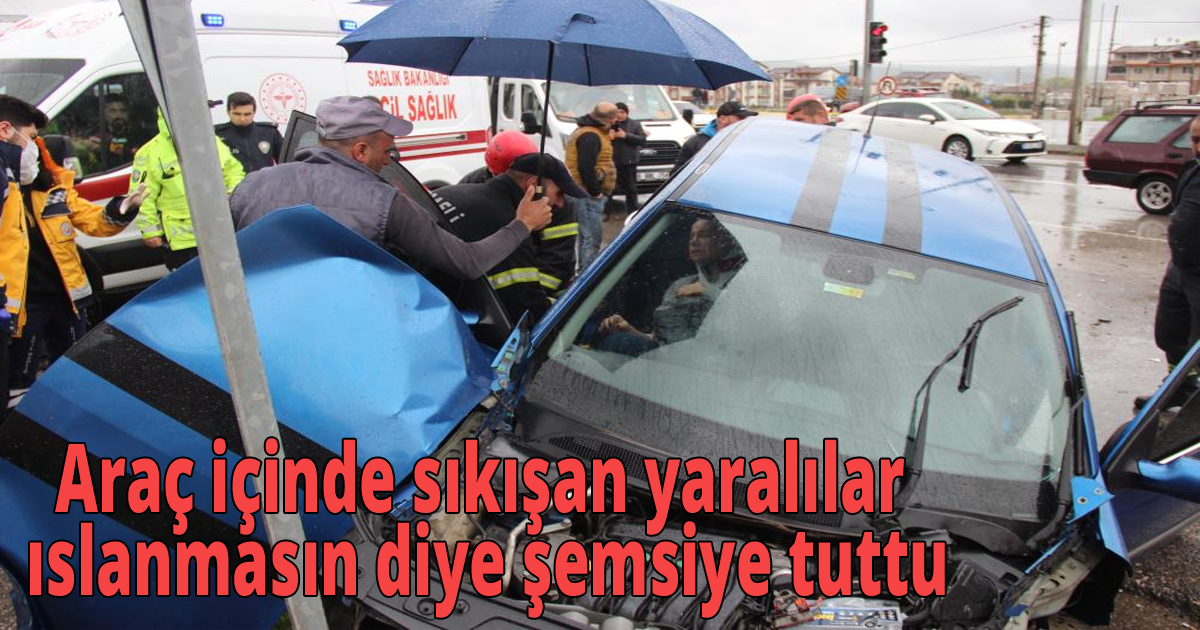 Araç içinde sıkışan yaralılar ıslanmasın diye şemsiye tuttu