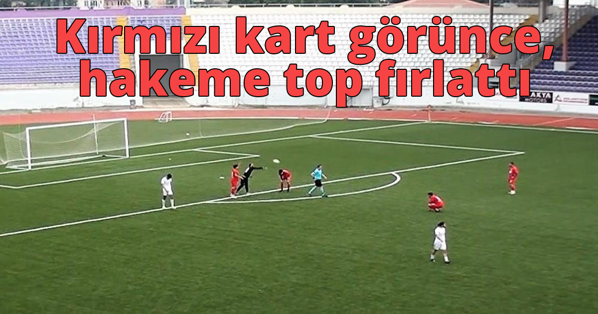  Kırmızı kart görünce, hakeme top fırlattı