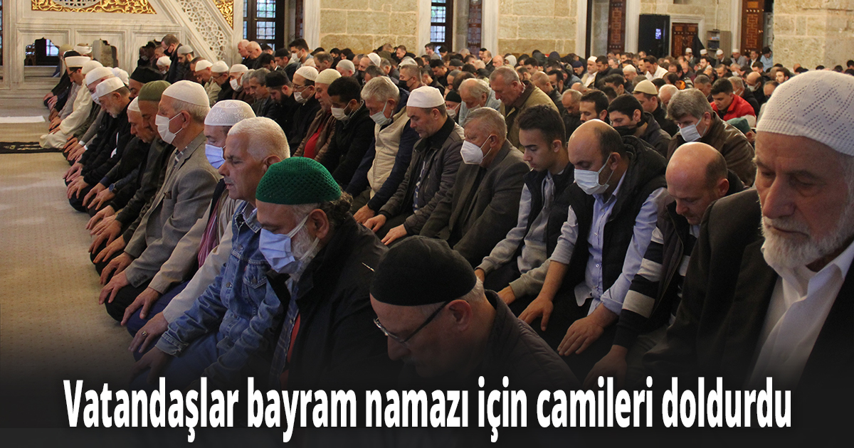 Kocaeli’de vatandaşlar bayram namazı için camileri doldurdu