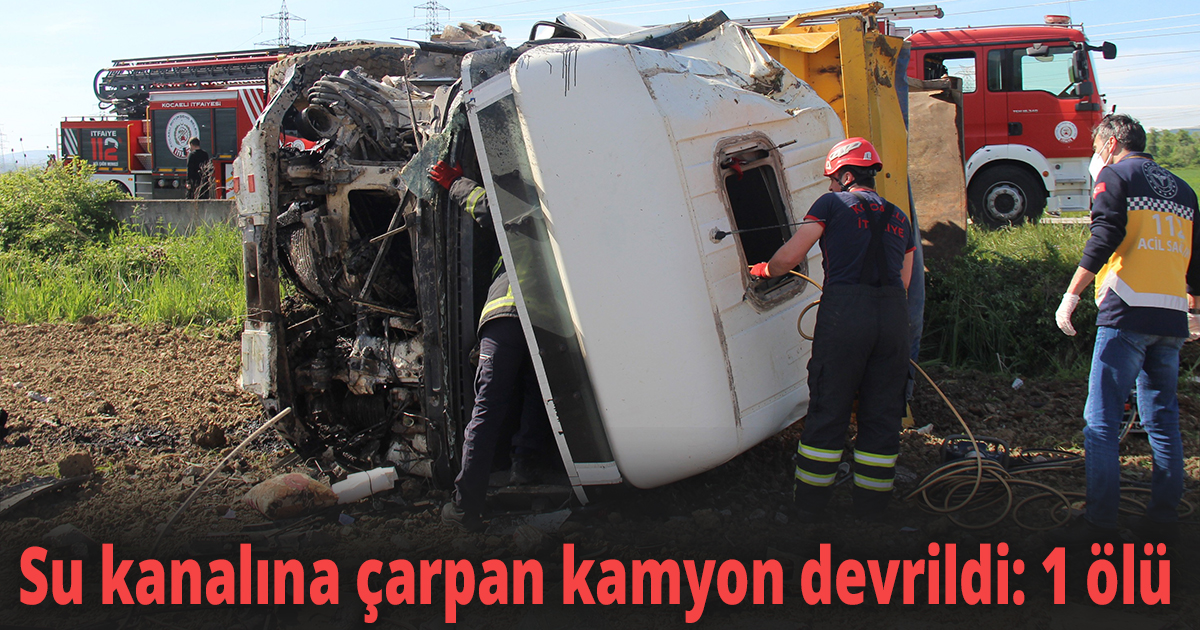 Su kanalına çarpan kamyon devrildi