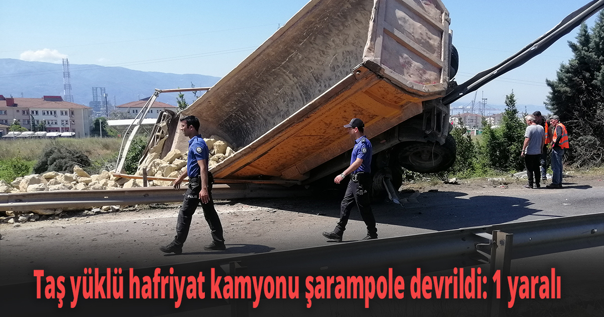TEM'de taş yüklü hafriyat kamyonu önce bariyerlere çarptı, sonra şarampole devrildi
